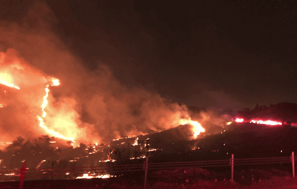 VATRENA STIHIJA 'GUTA' SVE PRED SOBOM: Zbog požara u Kaliforniji evakuisano 7.000 ljudi (VIDEO) 

